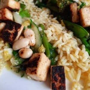 Grünes Pfannengemüse mit Tofu